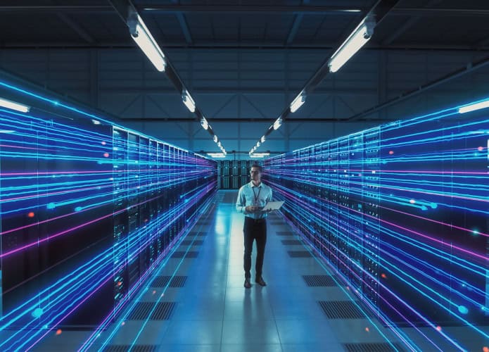Ilustração de homem andando em data center com linhas de dados ao redor dele