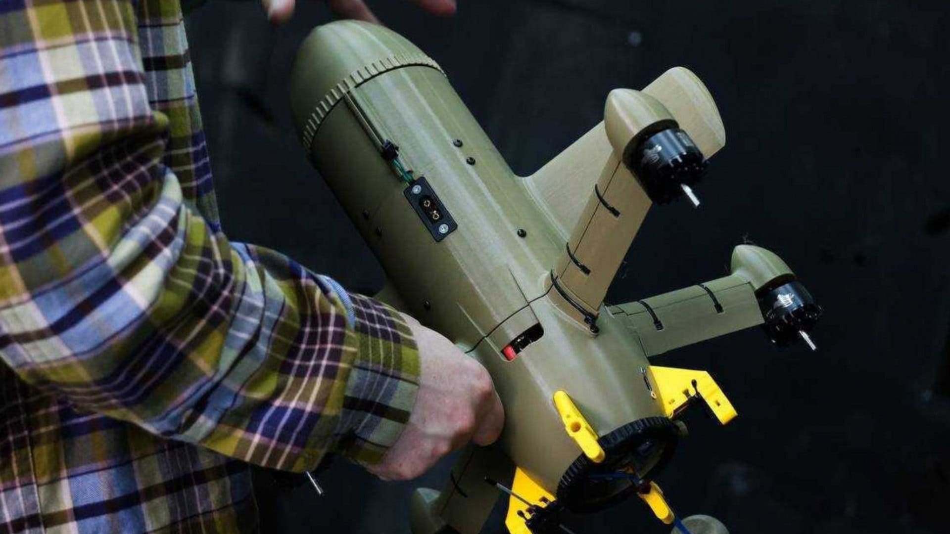 Homem segurando drone Sting da Wild Hornets