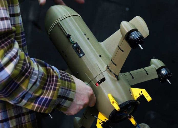 Homem segurando drone Sting da Wild Hornets