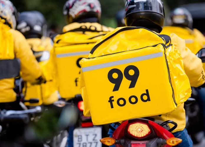 Frota de motoboys da 99Food na rua