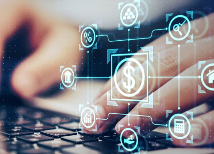 Ilustração com iconografia relacionada a dinheiro, bancos e fintechs em cima de foto de pessoa digitando em notebook