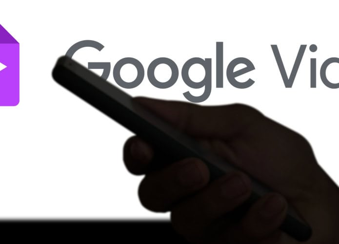 Silhueta de pessoa mexendo no celular na frente de letreiro do Google Vids ao lado do ícone da plataforma
