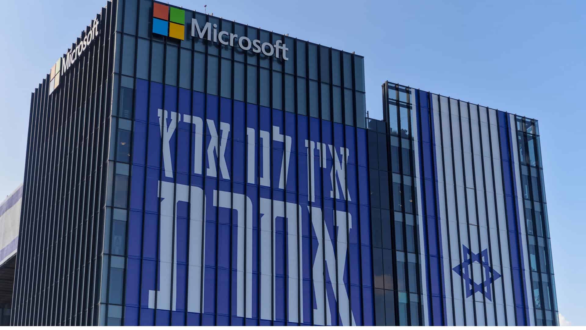 Fachada da Microsoft com os dizeres, em hebraico, 