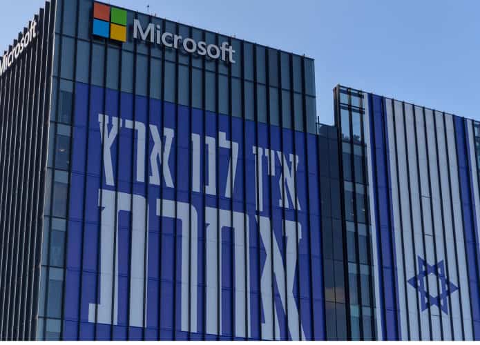 Fachada da Microsoft com os dizeres, em hebraico,