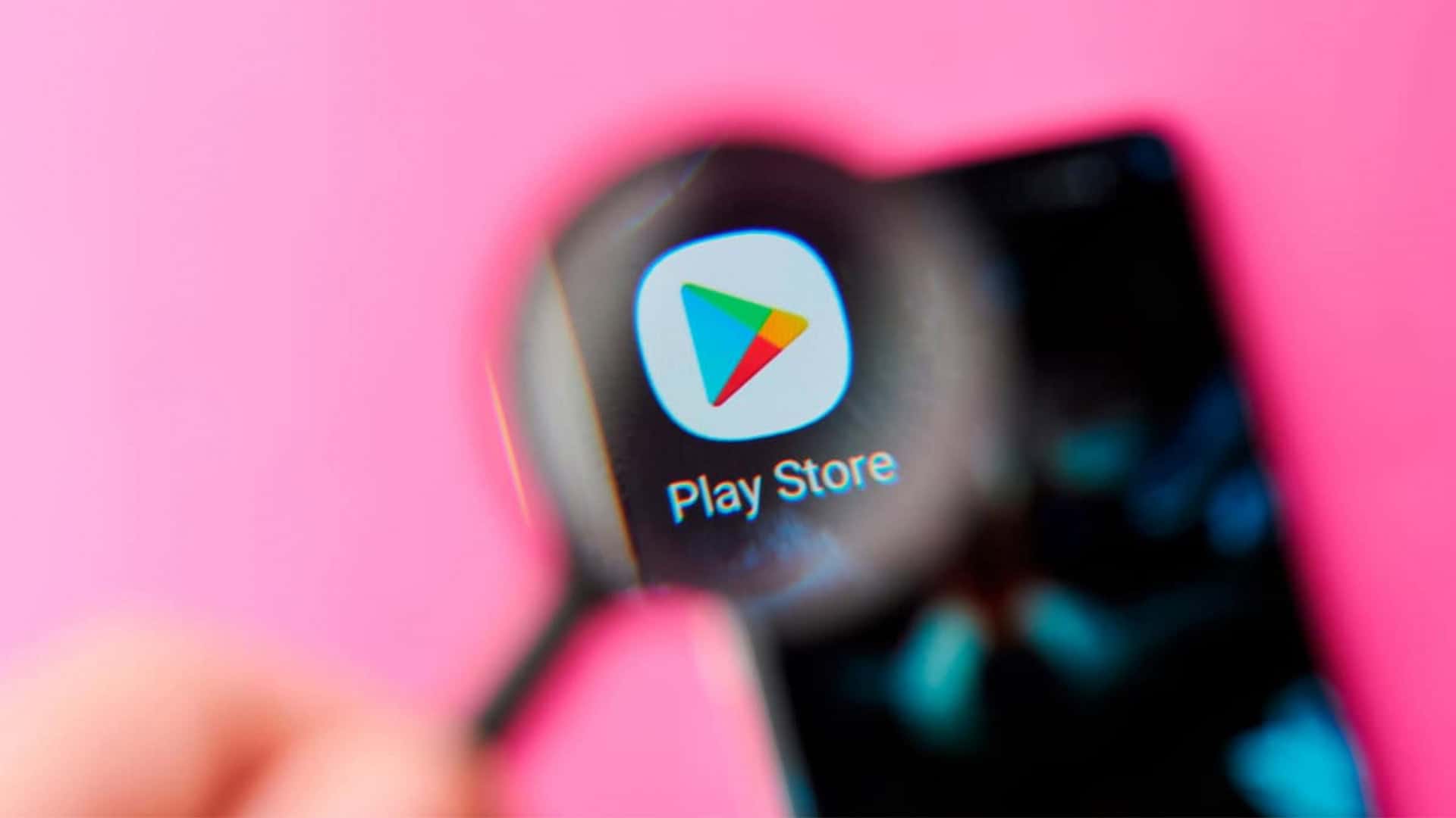 Lupa sobre logotipo da Play Store do Google em celular