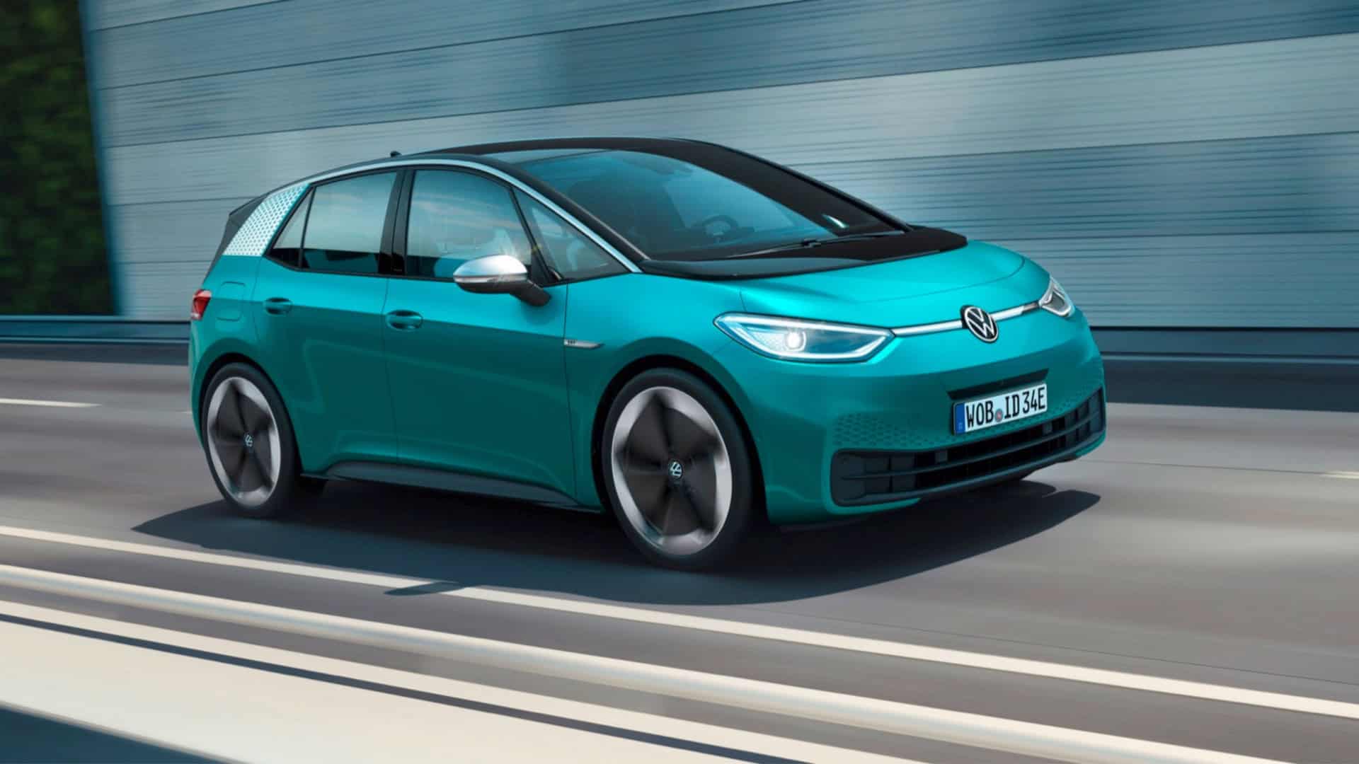 Carro elétrico ID.3, da Volkswagen, andando rápido na rua
