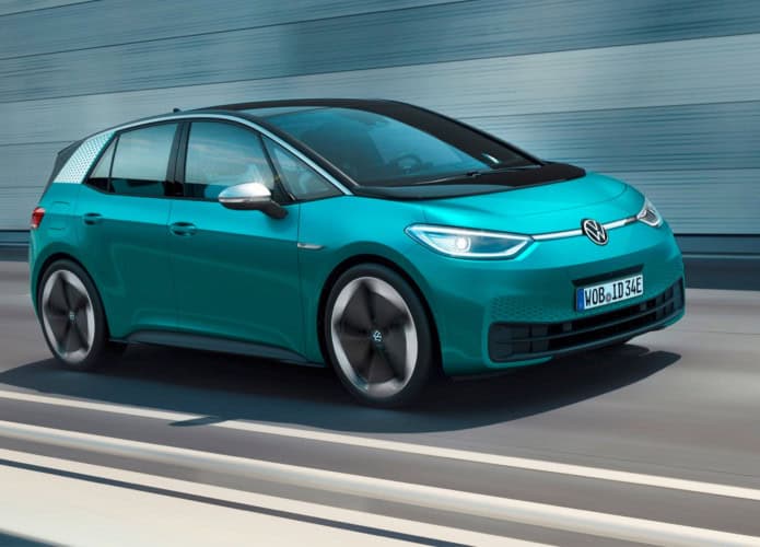 Carro elétrico ID.3, da Volkswagen, andando rápido na rua