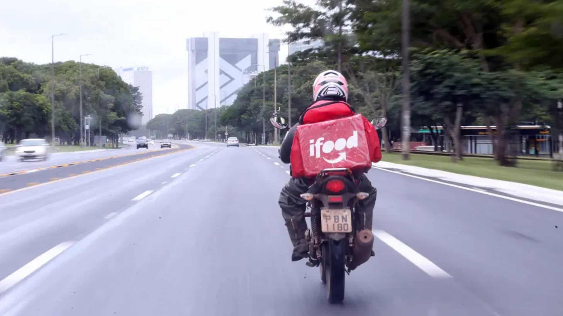 Motoboy com mochila do iFood andando em avenida de São Paulo