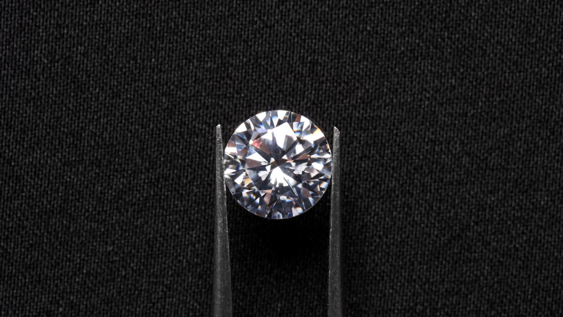 Os diamantes comuns têm seus átomos em uma estrutura cubica. No novo experimento, pesquisadores sintetizaram uma versão com estrutura hexagonal encontrada apenas em meteoros.