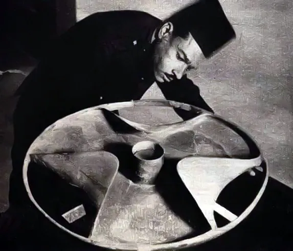 Disco foi encontrado em 1936 na necrópole de Saqqara, um sítio arqueológico ao sul de Cairo.