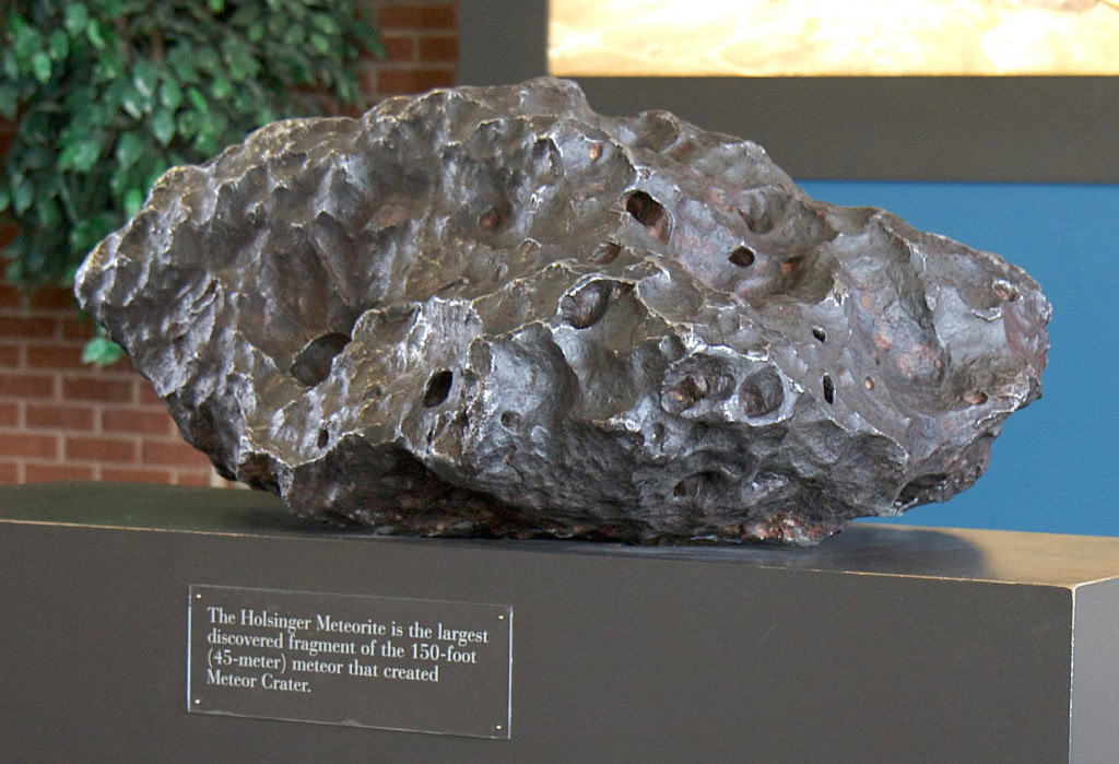 Fragmento do meteorito que atingiu Canyon Diablo, no Arizona, EUA. Impacto foi forte o suficiente para criar diamantes hexagonais.
