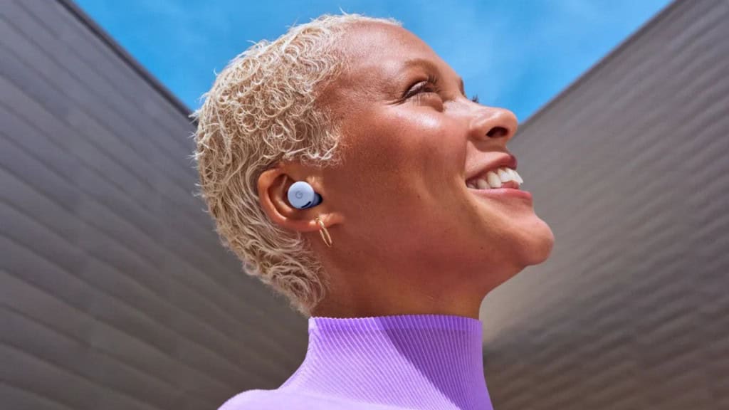 Mulher usando fone de ouvido Pixel Buds 2A