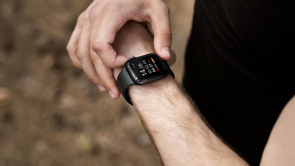 Homem de alto ângulo usando relógio smart