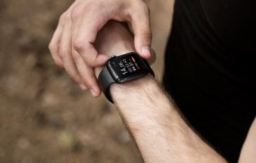 Homem de alto ângulo usando relógio smart