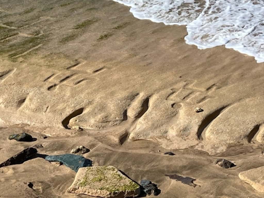 As figuras gravadas em arenito estão na área do Centro Recreativo do Exército de Pililaau, na ilha de ilha de Oahu, no Havaí.