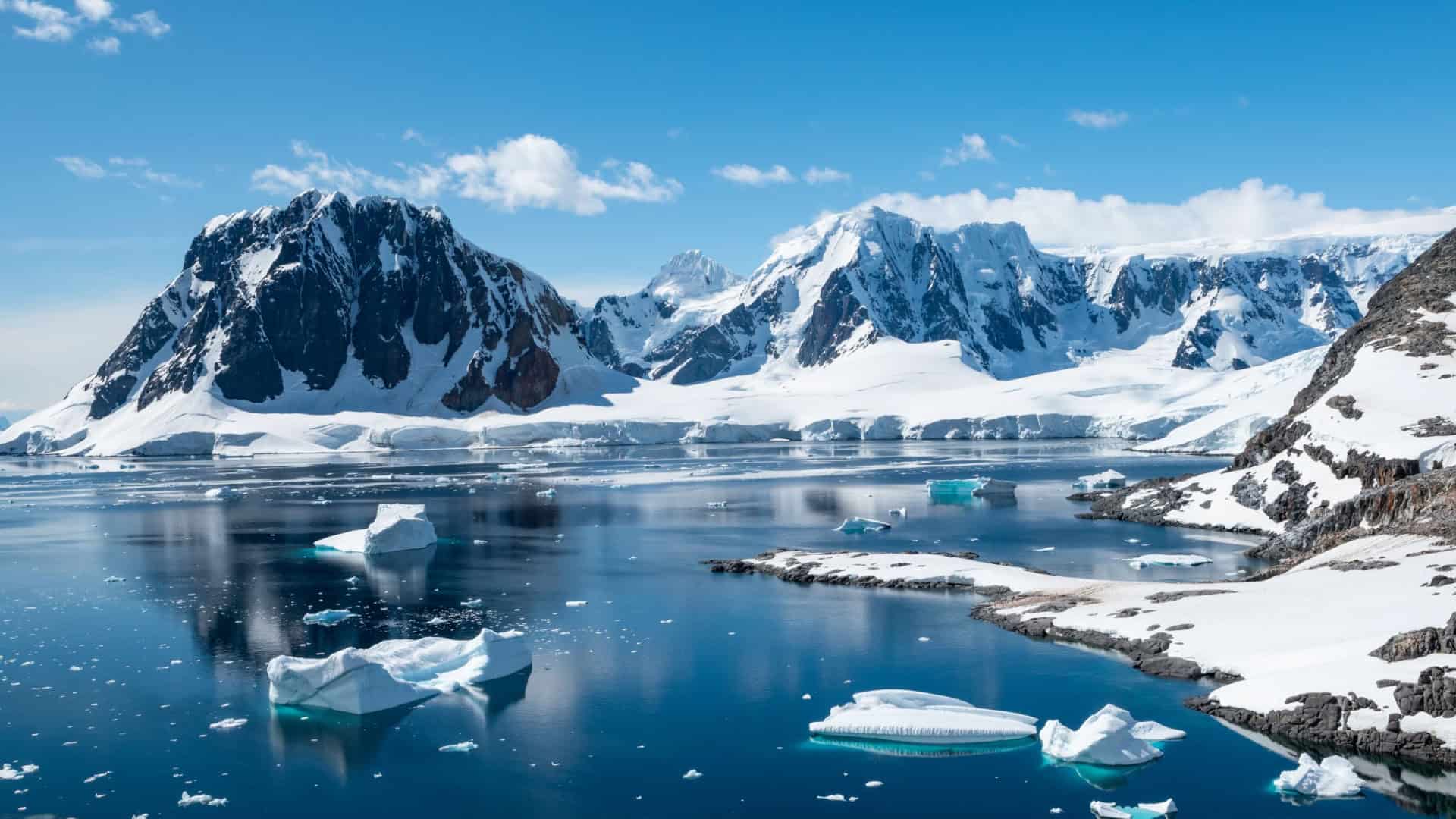 Abaixo da espessa camada de gelo da Antártida, há um continente rochoso com montanhas e cânions.