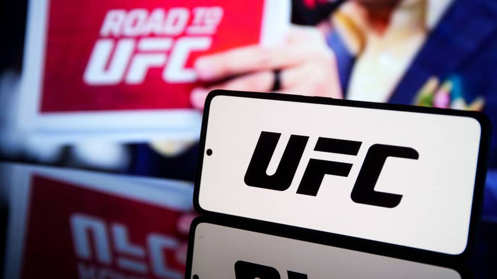 Celular com logomarca do UFC