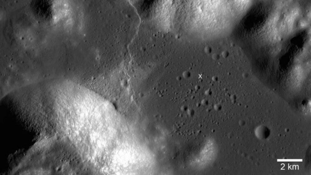 Imagem do vale Taurus-Littrow na Lua. O "X" é a localização aproximada da área de pouso da Apollo 17.