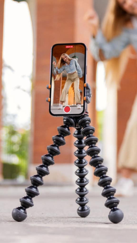 Vídeos sexualizados de crianças geradas por IA acumulam milhões de curtidas no TikTok, segundo levantamento.