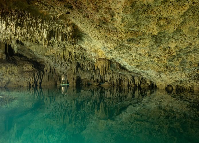 agua-caverna-shutterstock_2354308891-695x500