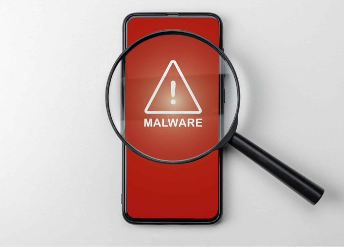 Imagem ilustrativa de celular com malware para apps para saber se celular foi hackeado (