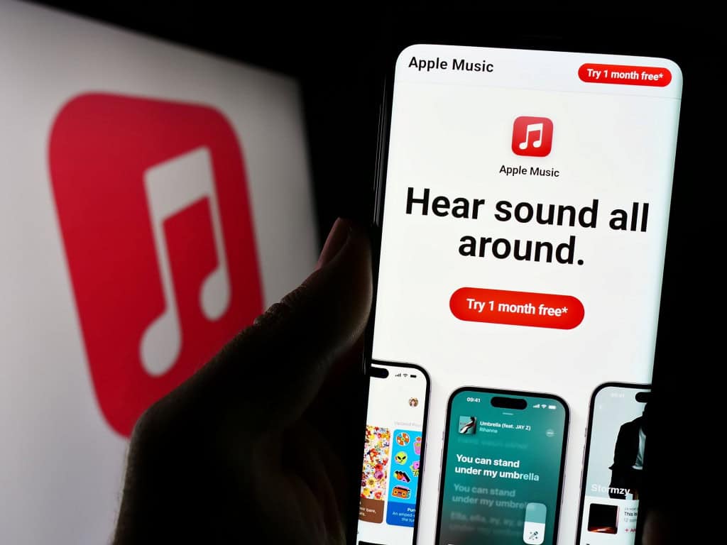 Logo do Apple Music à esquerda e, à direita, a página do app em um smartphone