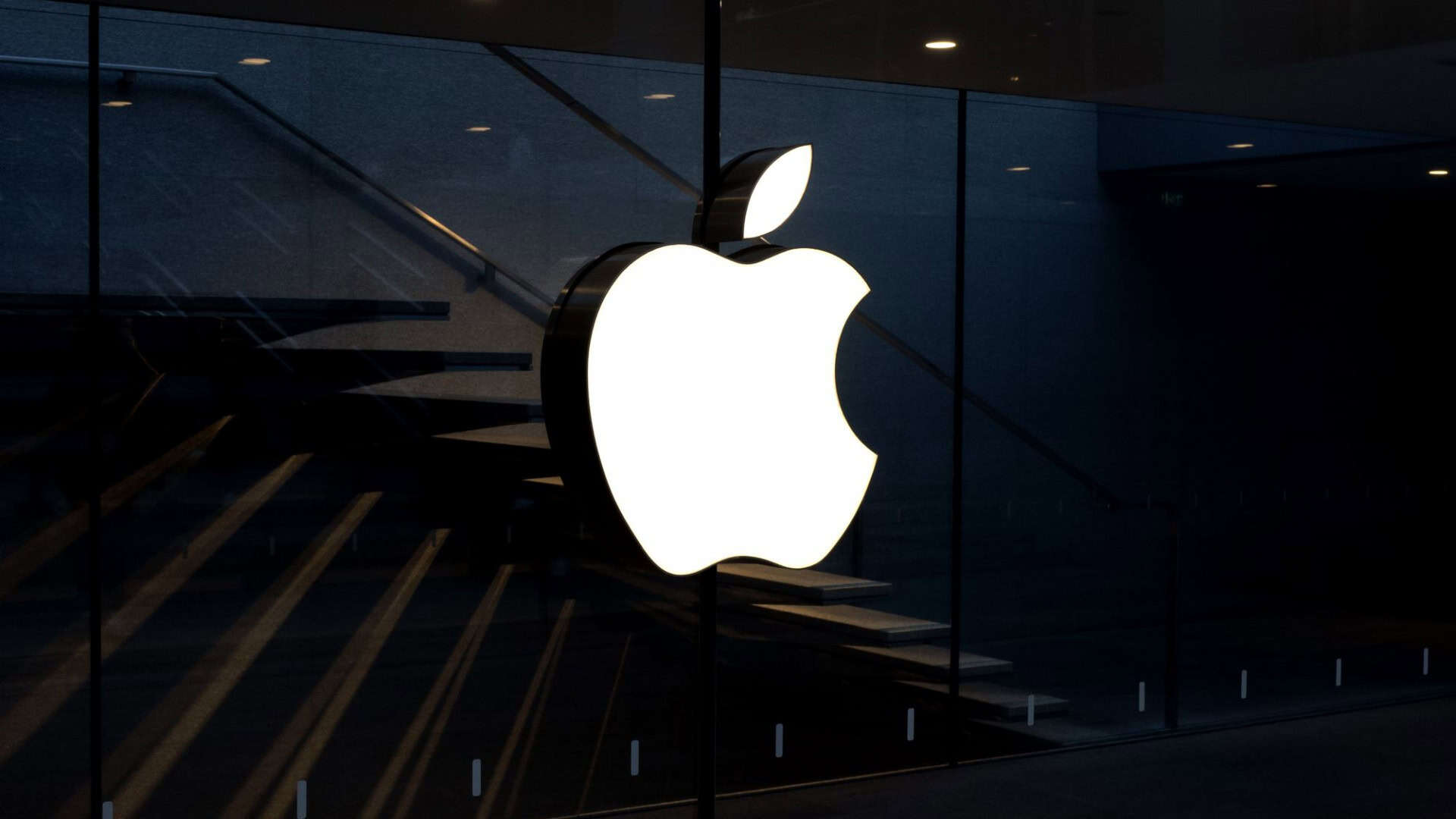 Logo da Apple em uma fachada