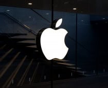 Logo da Apple em uma fachada