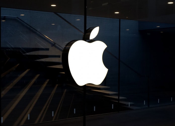 Logo da Apple em uma fachada