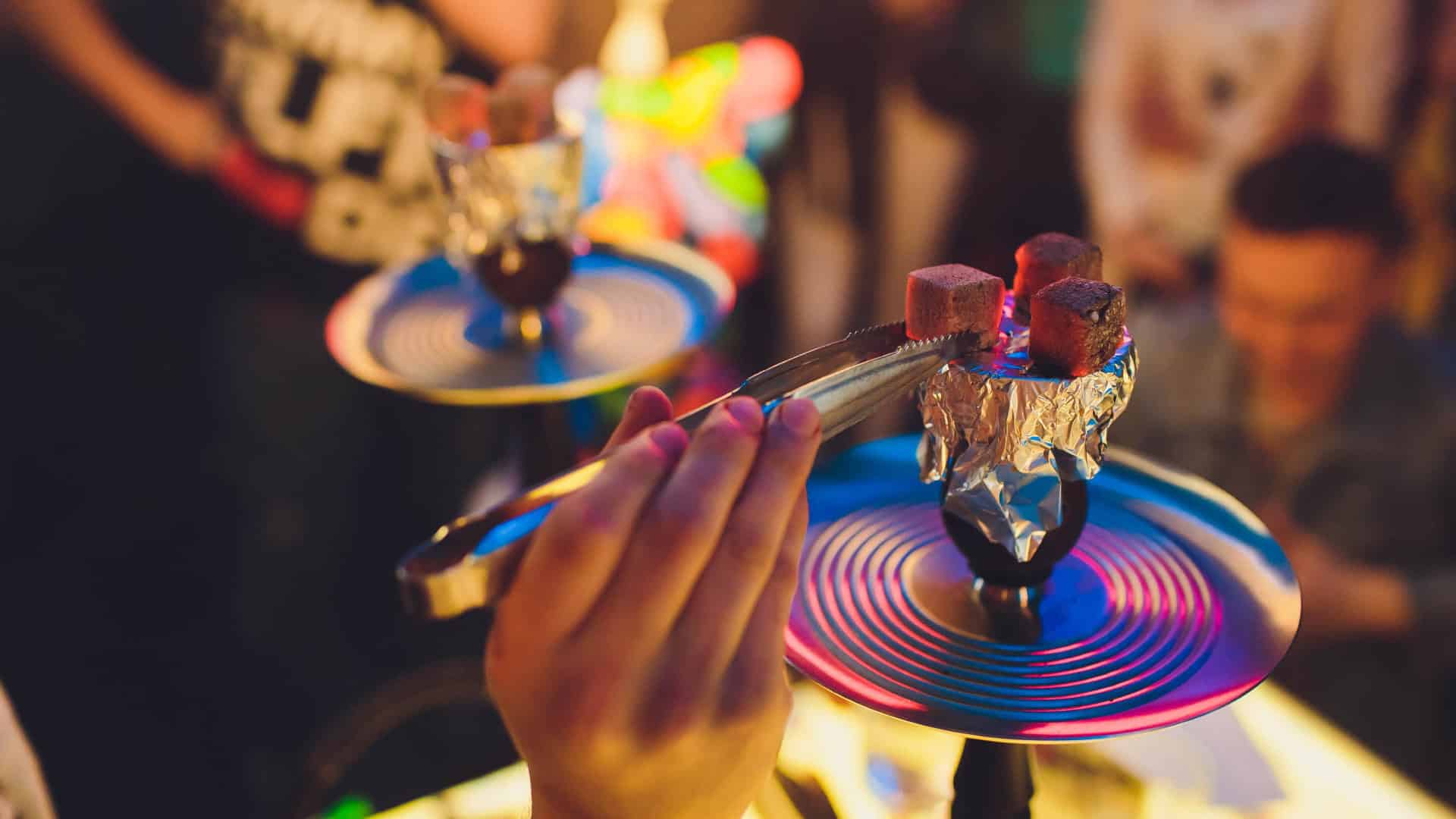 Narguilé moderno com carvão de coco para relaxar e fumar shisha