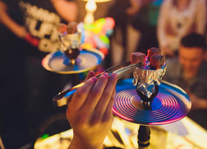 Narguilé moderno com carvão de coco para relaxar e fumar shisha
