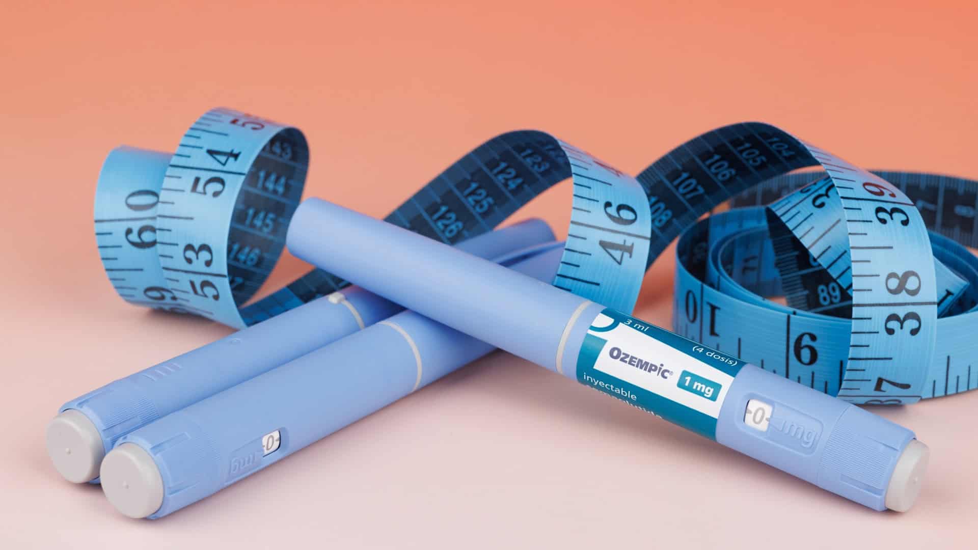 Canetas emagrecedoras Ozempic entrelaçadas em uma fita métrica
