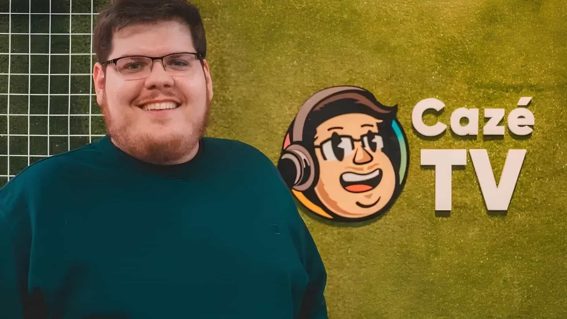 Casemiro Abreu em frente a um banner da CazéTV