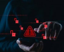 Ataque cibernético e cibercrime com smartphone. Hacker usando tecnologia de invasão na internet.