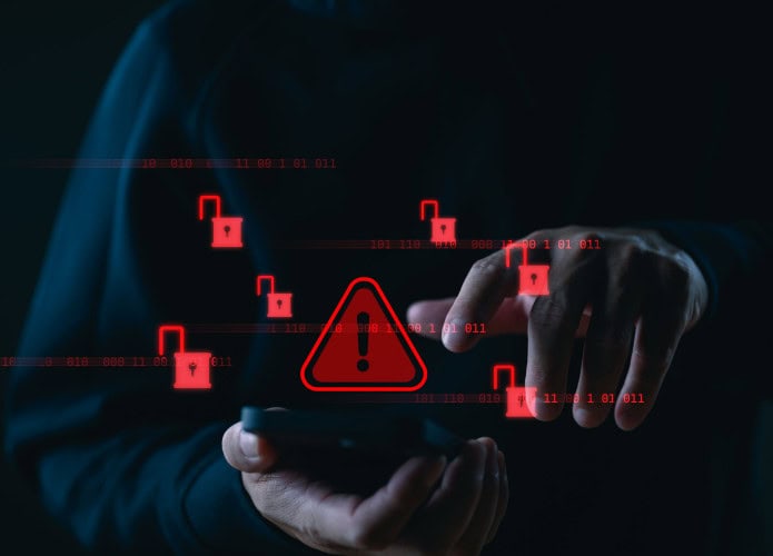 Ataque cibernético e cibercrime com smartphone. Hacker usando tecnologia de invasão na internet.