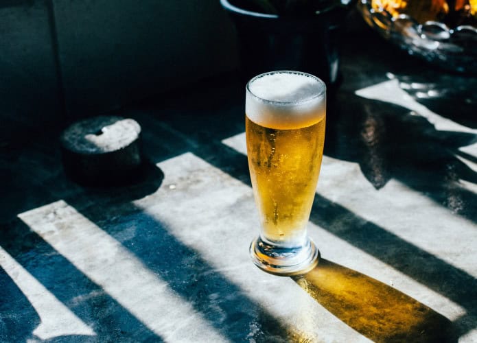 cerveja em um copo tipo tulipa