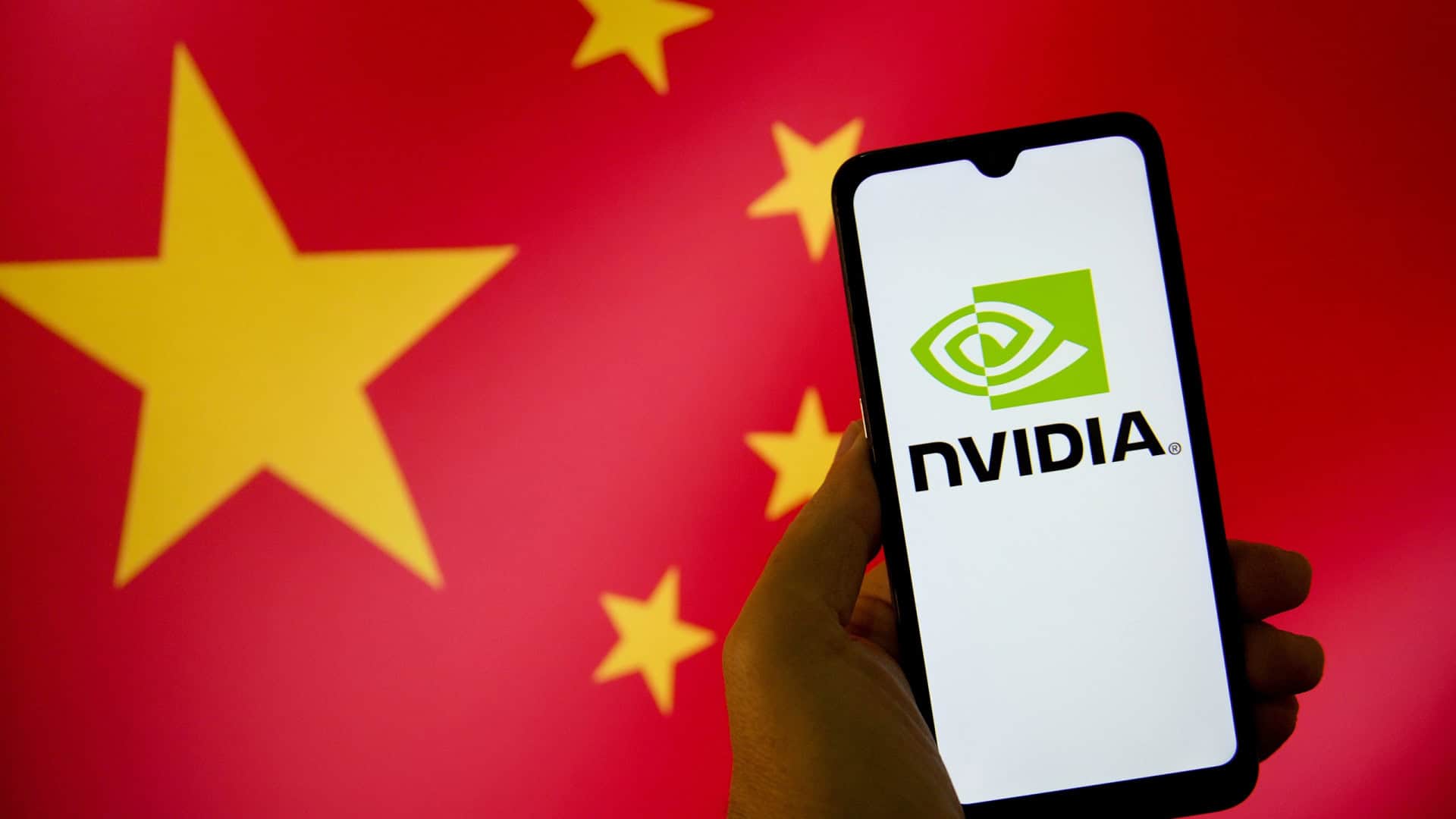 Bandeira da China ao fundo com uma mão segurando um smartphone que mostra, em sua tela, o logo da Nvidia