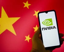 Bandeira da China ao fundo com uma mão segurando um smartphone que mostra, em sua tela, o logo da Nvidia