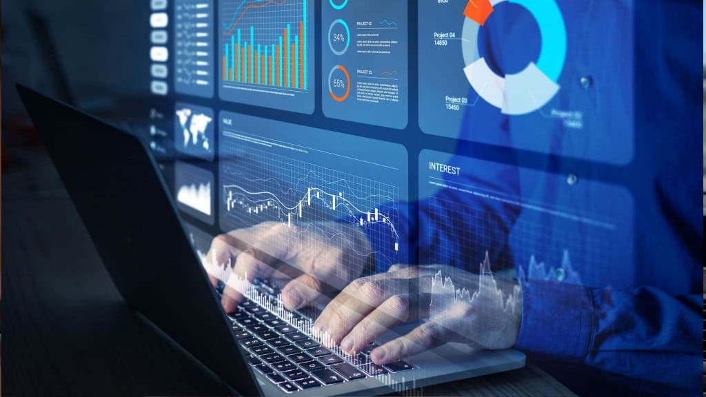 Analista trabalhando com relatório financeiro e painel de análise de negócios em laptop para examinar dados financeiros com KPIs e métricas.