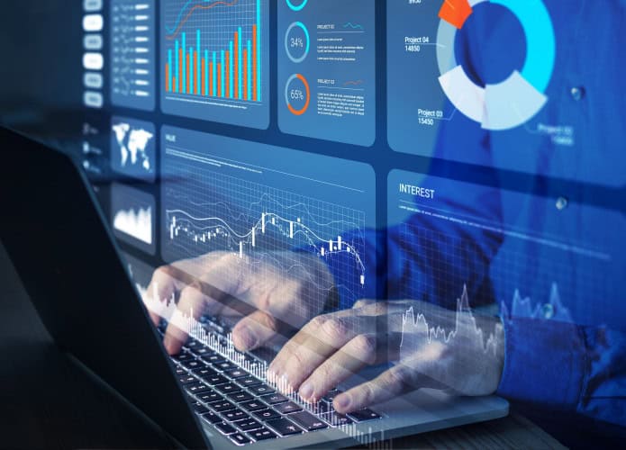 Analista trabalhando com relatório financeiro e painel de análise de negócios em laptop para examinar dados financeiros com KPIs e métricas.