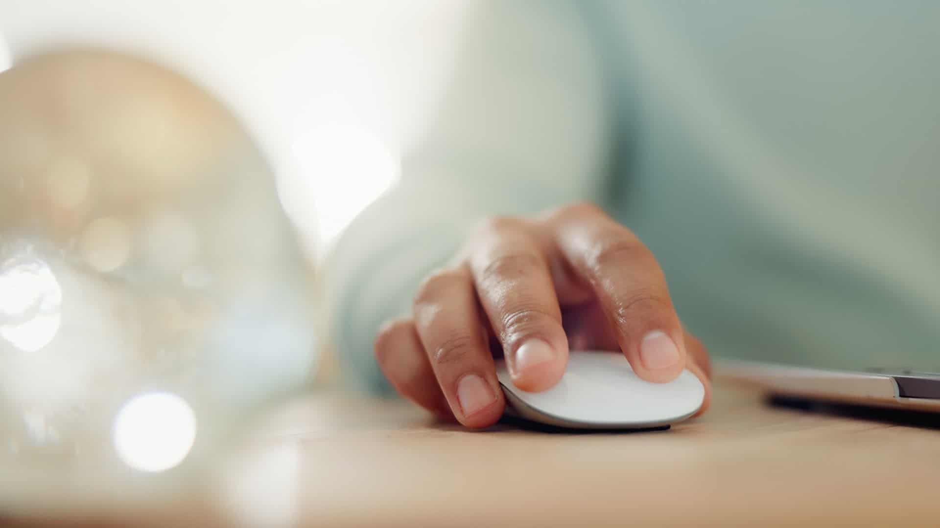 Mãos, mouse e pessoa com tecnologia, casa e close-up de freelancer para edição de vídeo, criativa e online.