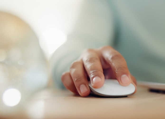 Mãos, mouse e pessoa com tecnologia, casa e close-up de freelancer para edição de vídeo, criativa e online.