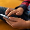 Criança com um smartphone na mão