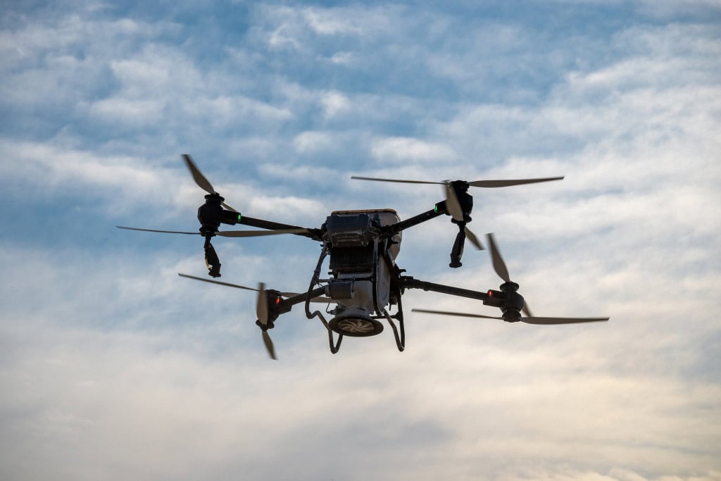 drone voando no céu