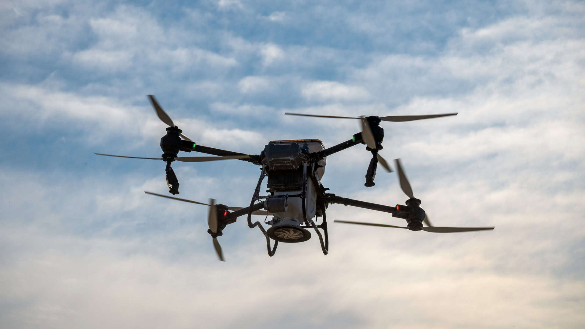 drone voando no céu