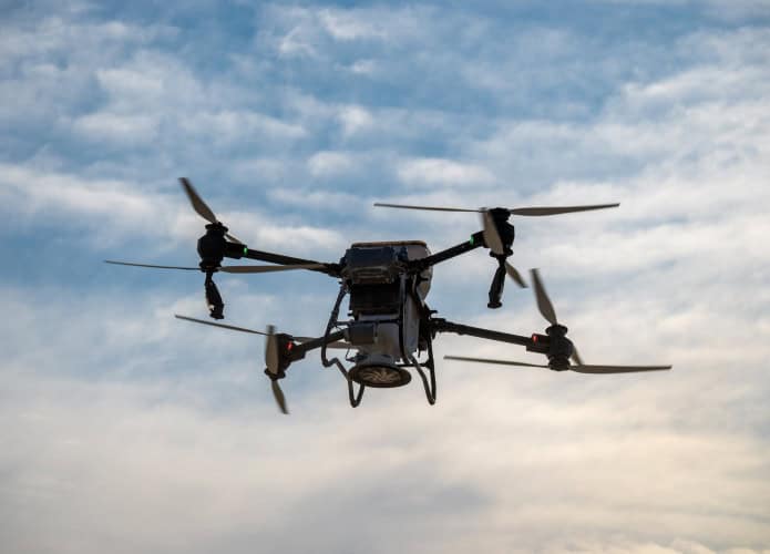 drone voando no céu
