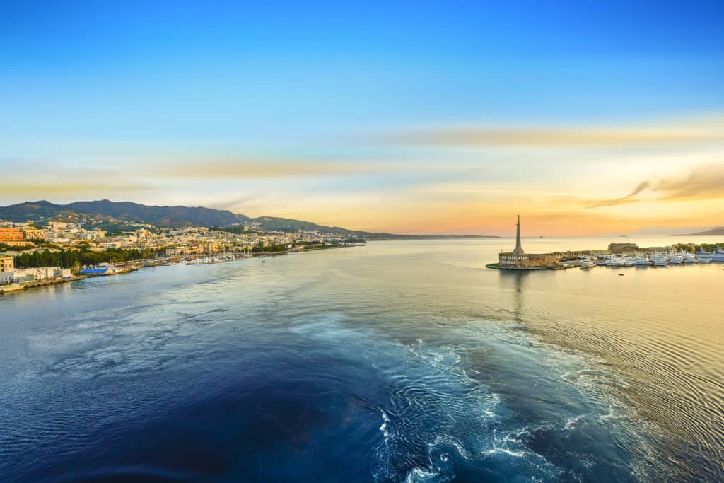 Nascer do sol de um navio de cruzeiro no porto de Messina, Itália