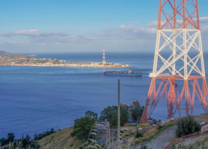 Vista aérea do Estreito de Messina