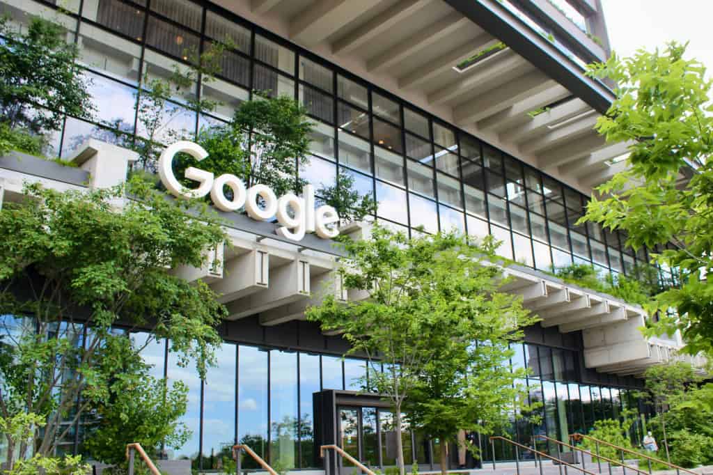 Fachada da sede do Google no Terminal St. John's em Hudson Square, NYC 