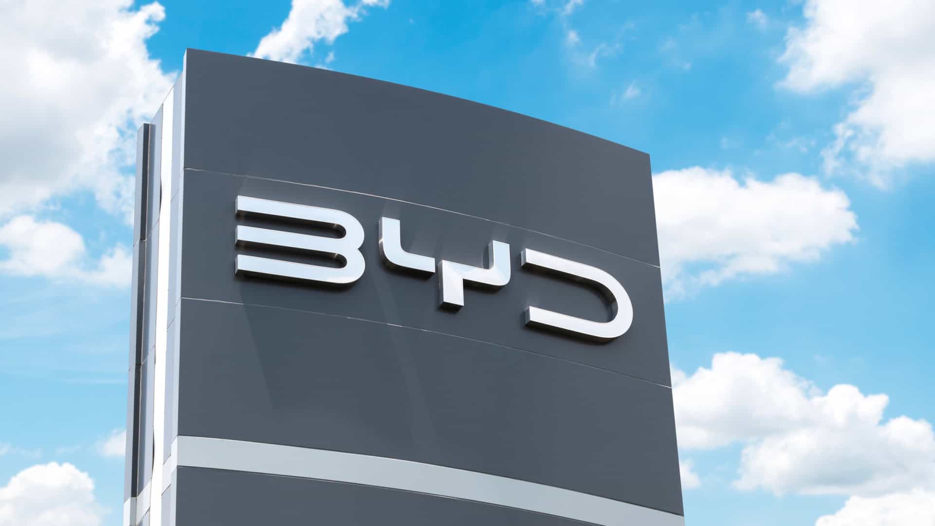 Placa da BYD em uma concessionária